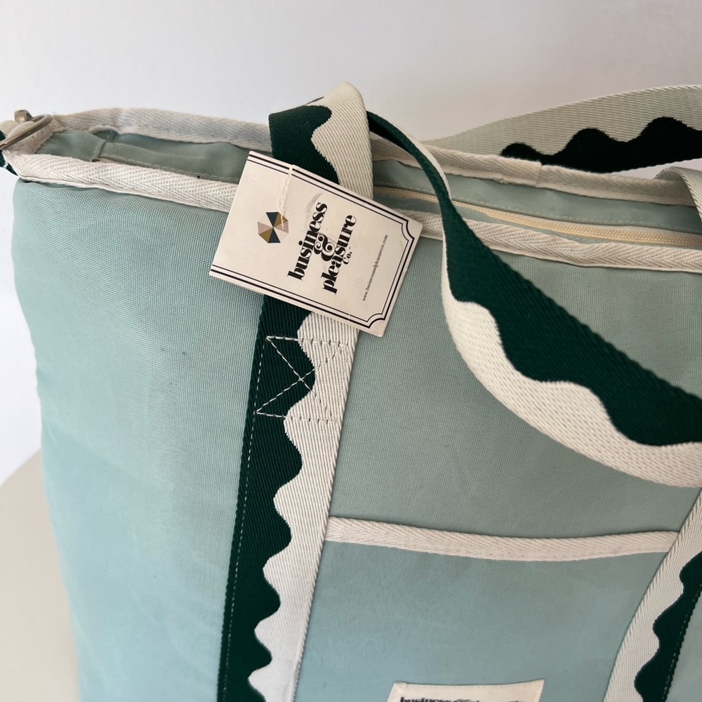Business & Pleasure Co. The Holiday‎ Cooler Tote Back In Rivie Green NWT - Picture 3 of 16